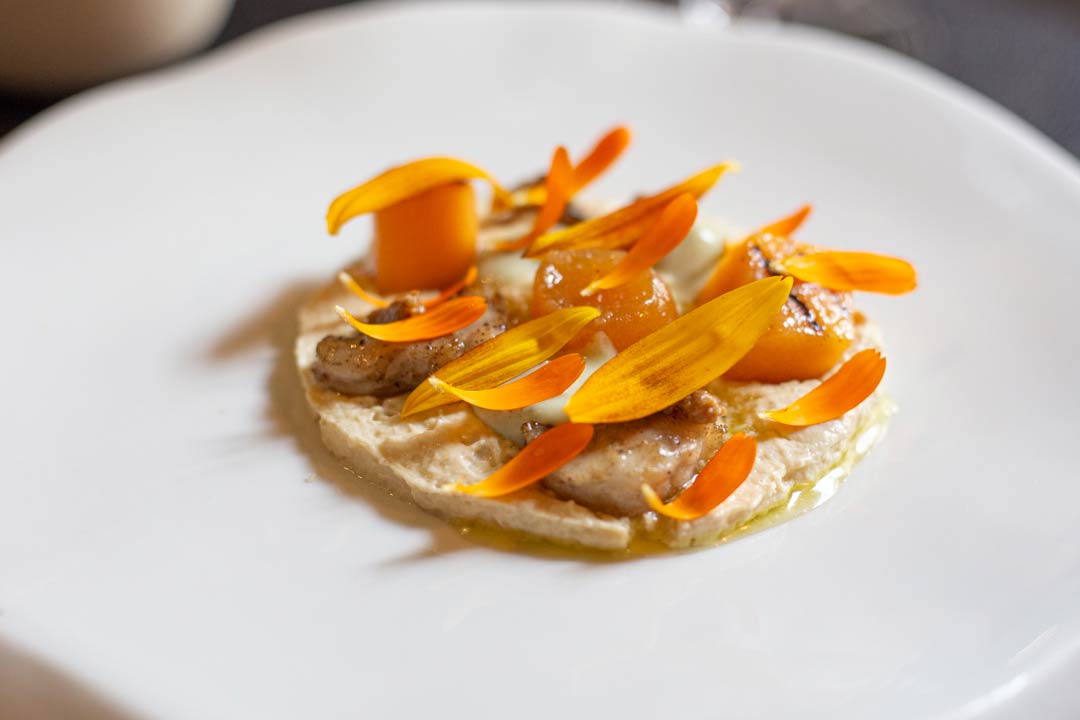 Le foie gras et l’anguille sauvage : Melon confit est grillé, praliné de tournesols et pépins de melon, huile de verveine, bonbon de foie gras