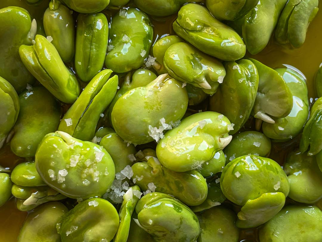 Des fèves, de l'huile d'olive et du sel de Guérande
